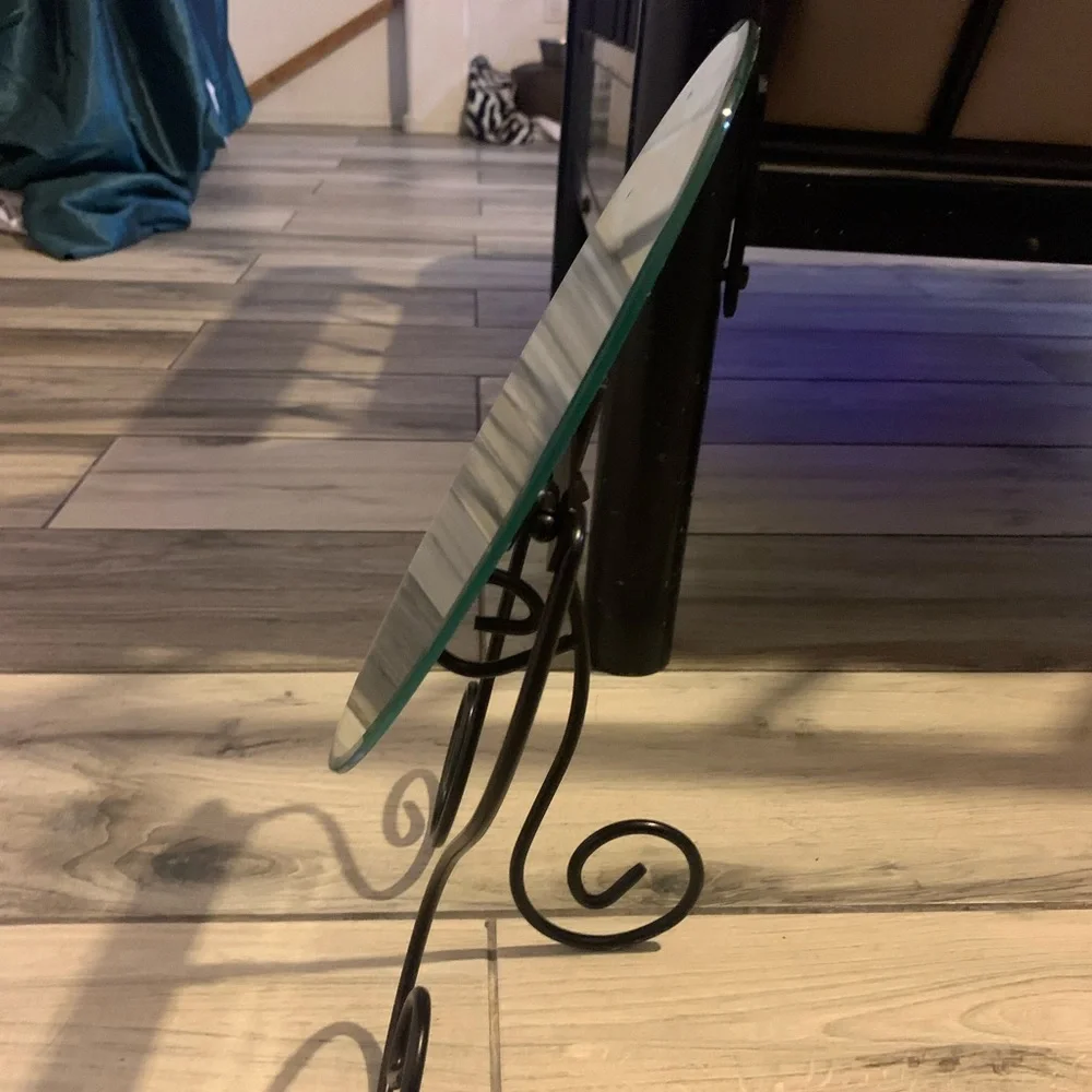 Cute elegant mirror with fancy sturdy legs
